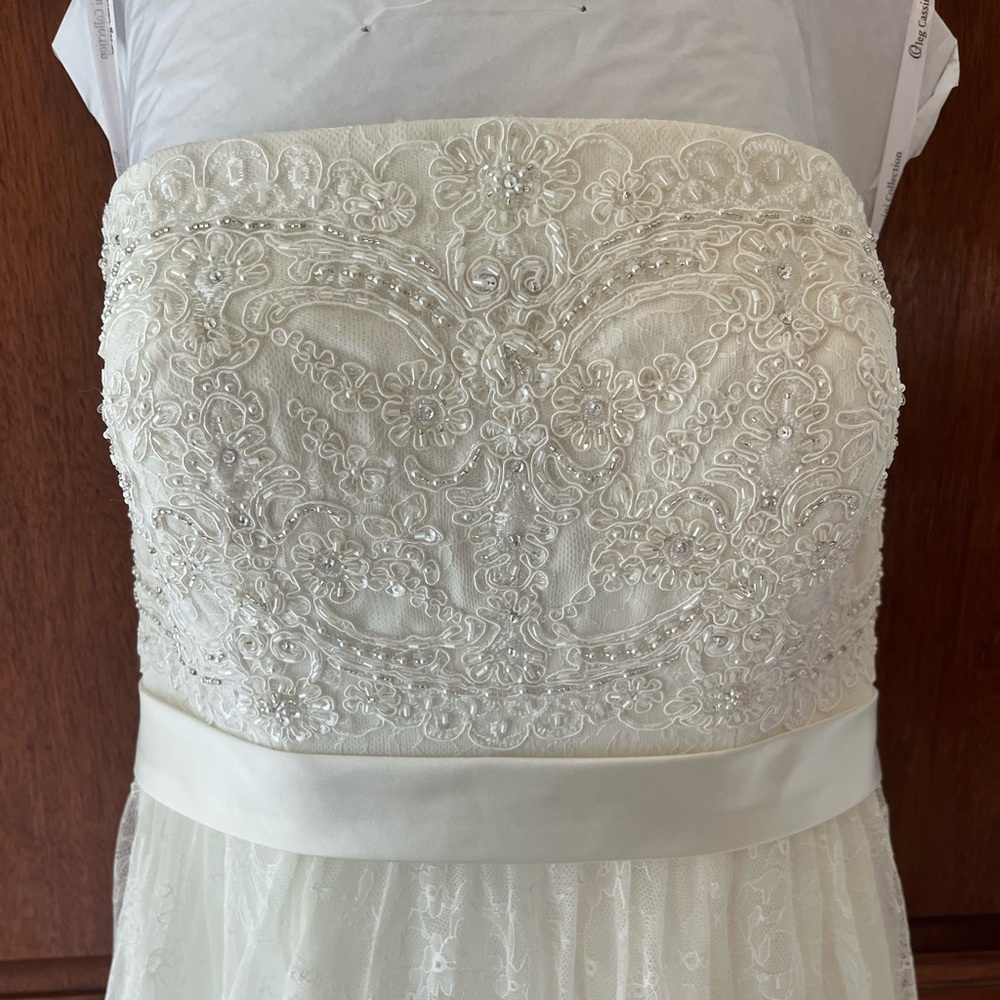 Oleg Cassini Collection Wedding Dress. Ivory in color. Size 6 - Picture 2 of 13